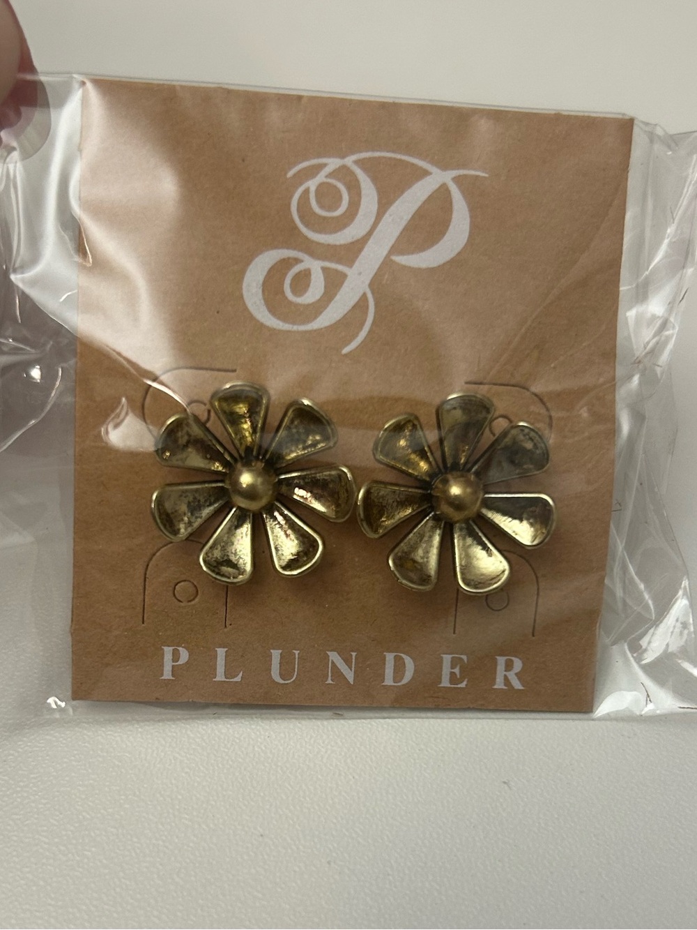 Plunder gold tone earrings daisy stud floral earrings NWT